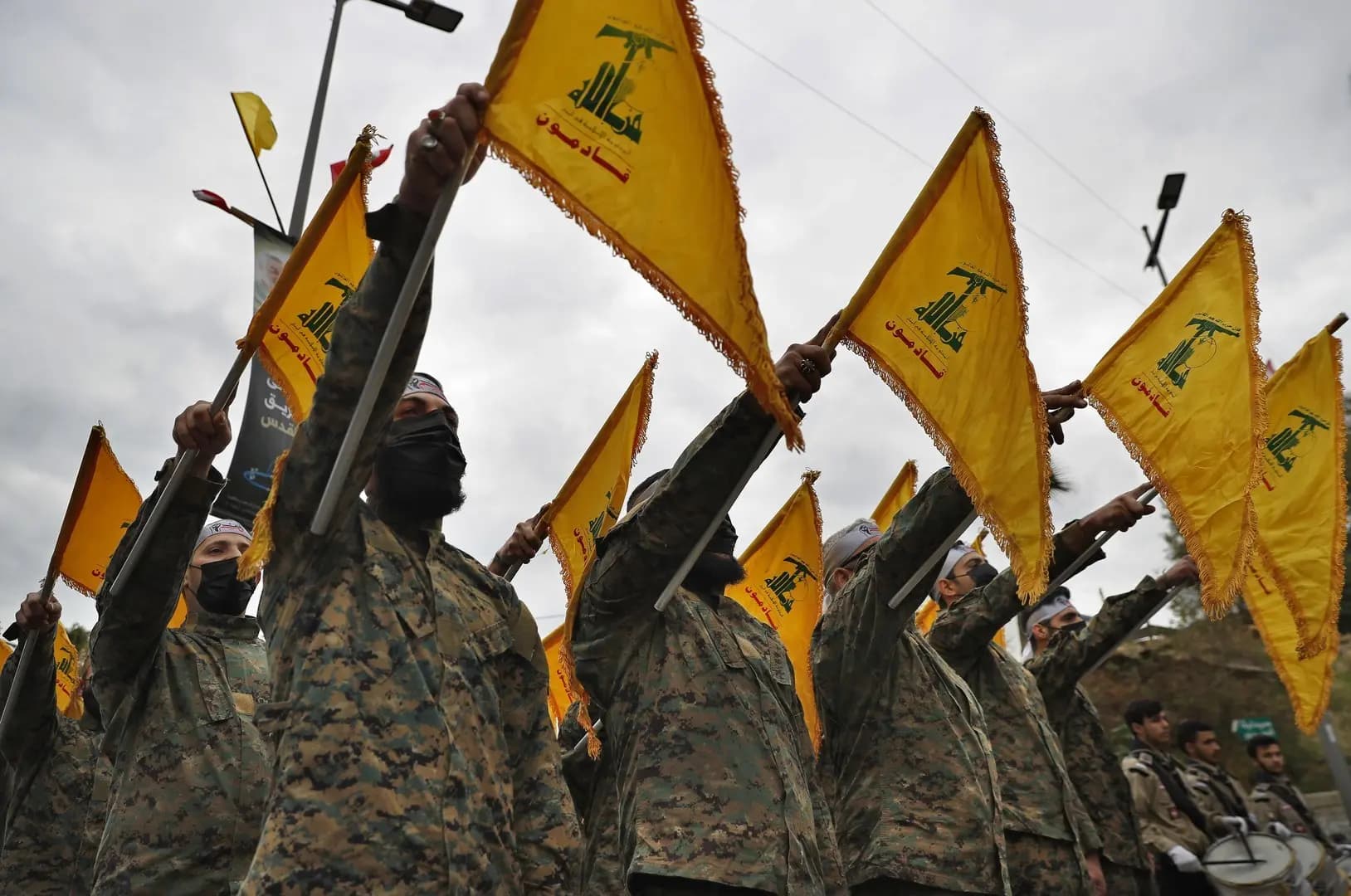 حزب الله يغيّر استراتيجيته من الدفاع إلى التهديد بالهجوم