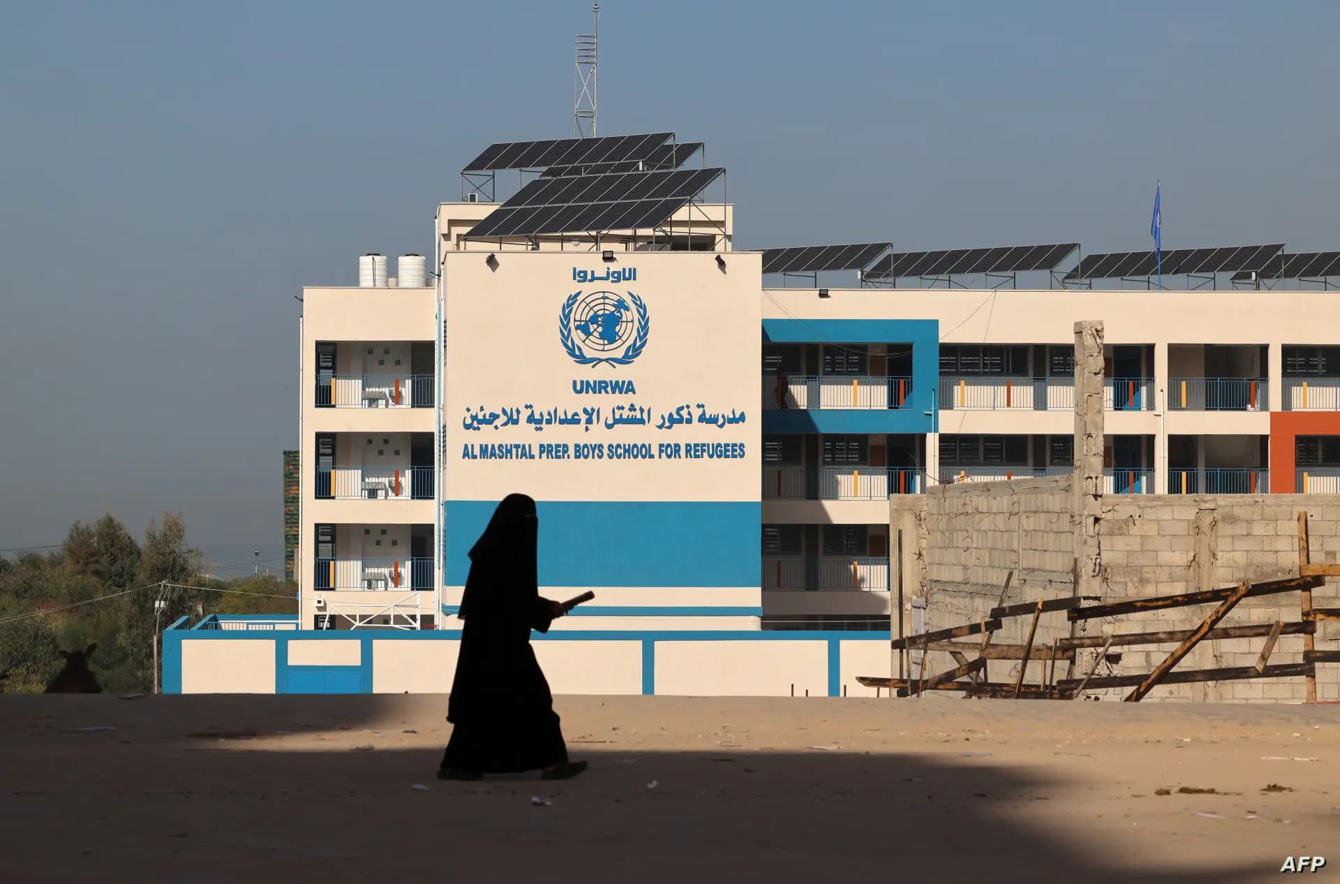 كيف علقت "الأونروا" على حظر عملها في الأراضي المحتلة؟