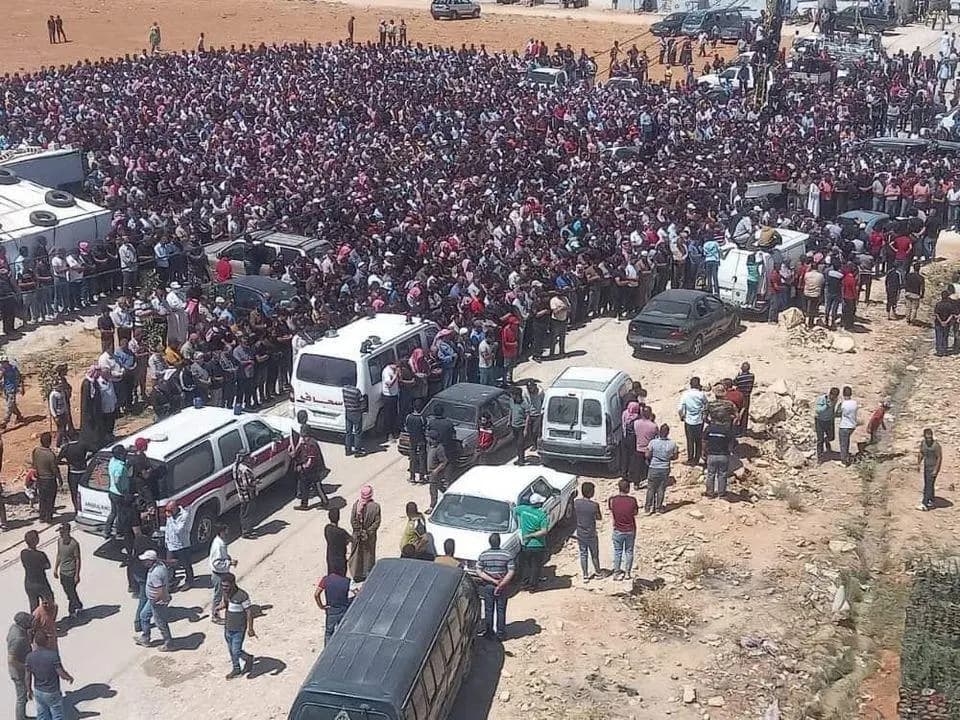 عرسال تشيّع ضحايا "مجزرة الشاحنة"
