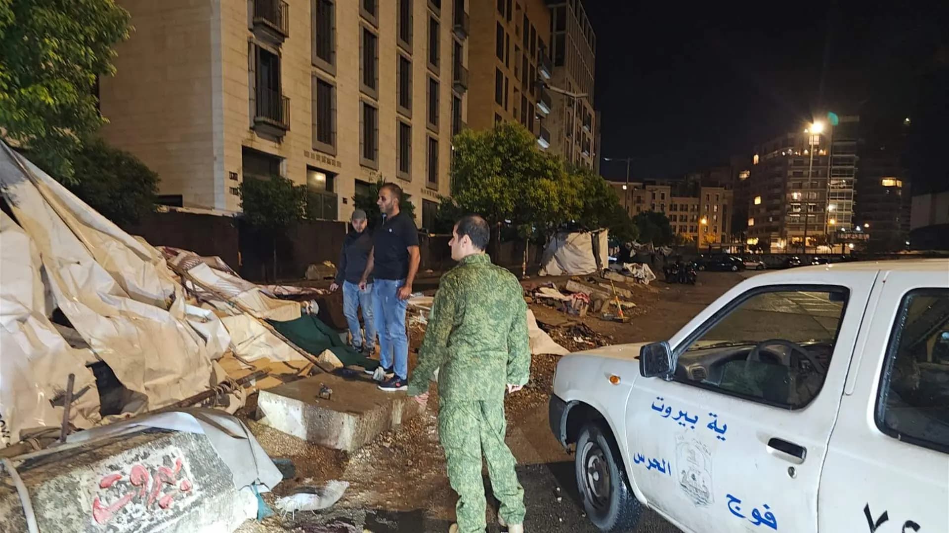 عملية نقل النازحين من ساحة الشهداء تجري على قدم وساق