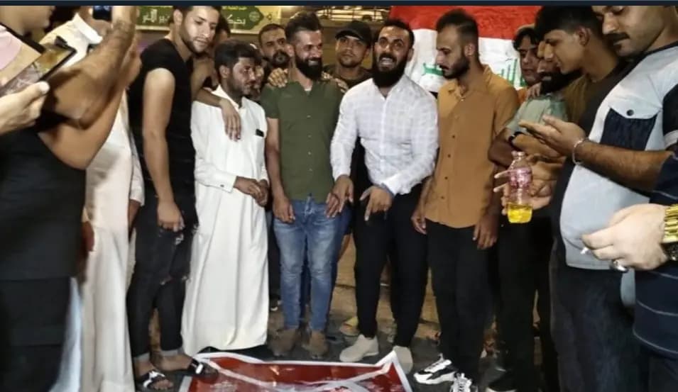 العراقيون يحرقون علم تركيا في عدد من المناطق إحتجاجاً على سقوط قتلى بقصف تركي على دهوك