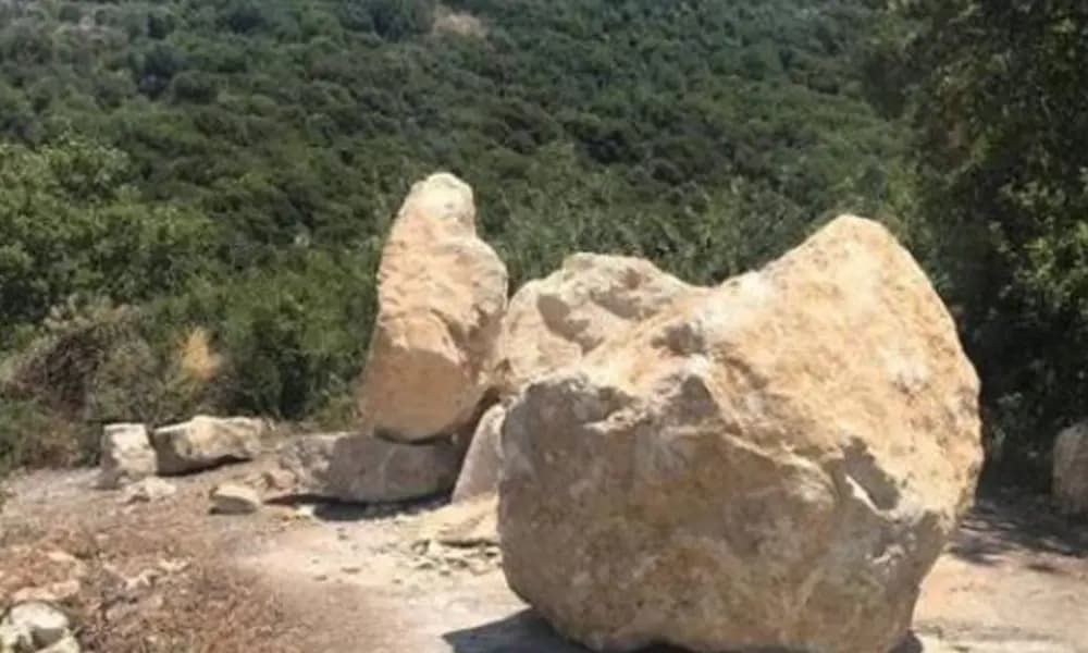 إنهيار صخري يقطع طريق عيون السمك في الضنية