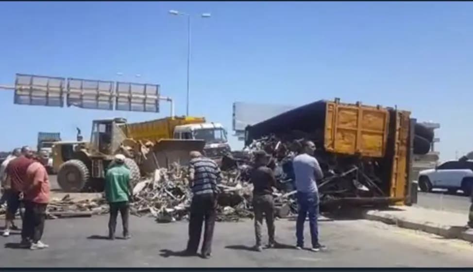 إنقلاب شاحنة محملة بالخردة عند مدخل صيدا الجنوبي