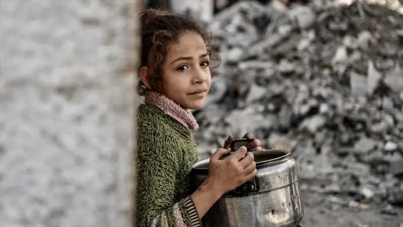 باللون الأحمر: المجاعة تنهش أجساد أهالي قطاع غزة.. فهل من معتصم!