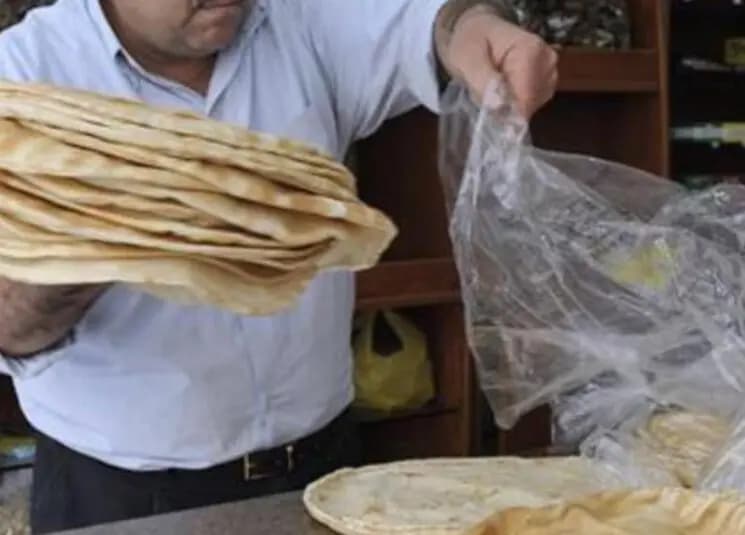 بيع الخبز عالهوية... وقروض لشراء الرغيف