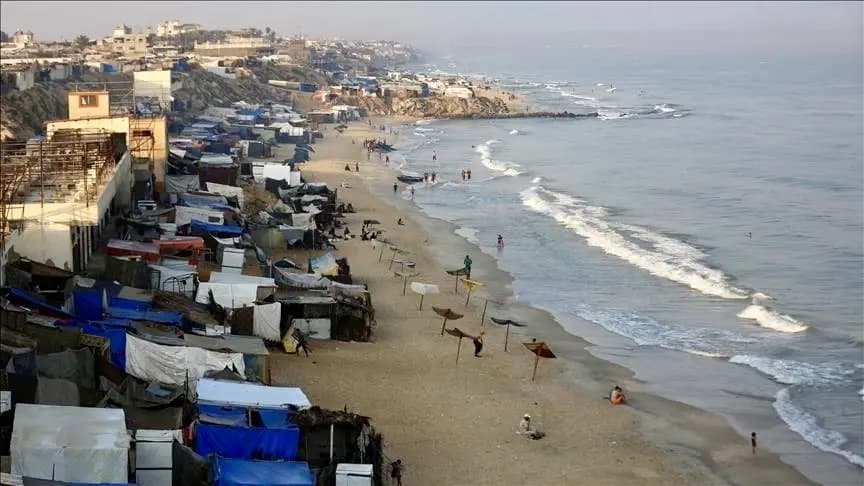 "بسبب الأمواج العالية".. غرق خيام النازحين على شاطئ غزة