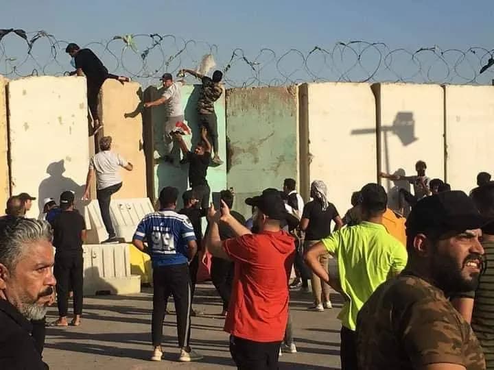 أنصار التيار الصدري على أبواب المنطقة الخضراء.. والقوى الأمنية تطلق النار باتجاههم