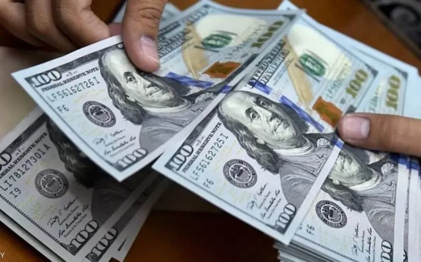 انخفاض طفيف في سعر صرف الدولار في السوق السوداء الى 30100 ليرة
