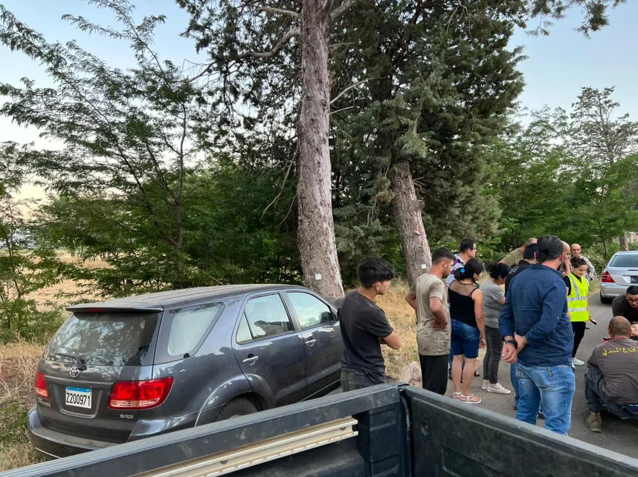 3 جرحى في حادث اصطدام سيارة بشجرة على طريق عمّيق