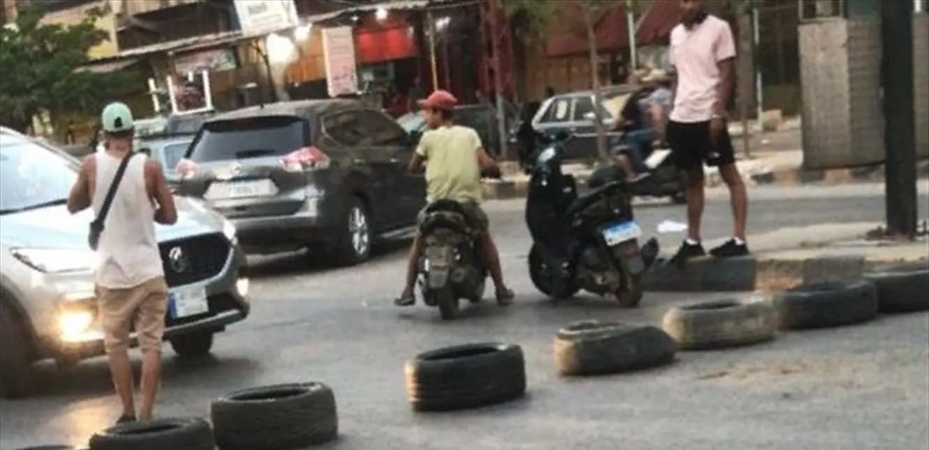 مواطن يقطع الطريق في البداوي... إليكم السبب!
