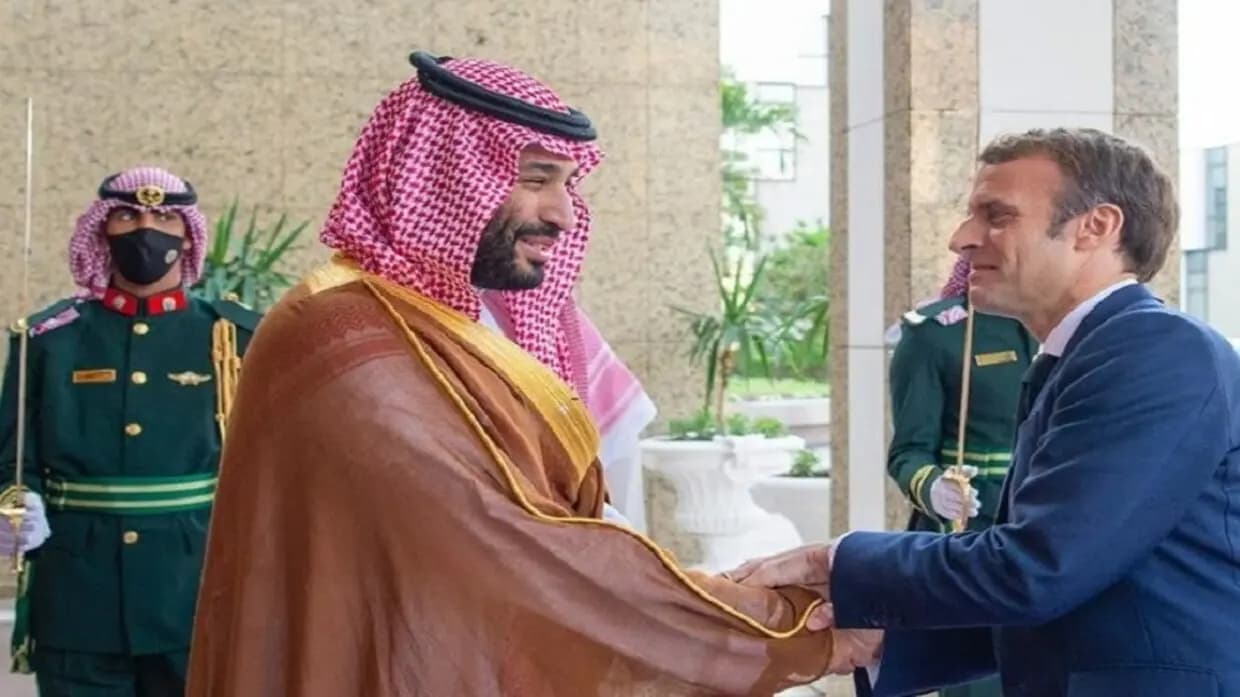 "لتعزيز العلاقات " ماكرون يصل إلى السعودية