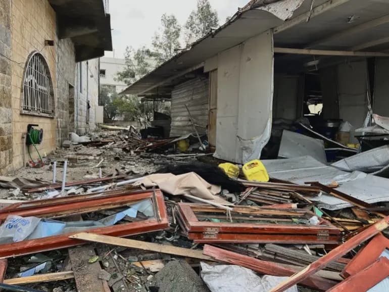 "الغارديان": "نحن أهل الأرض".. عملية رفع الأنقاض في لبنان تنطلق