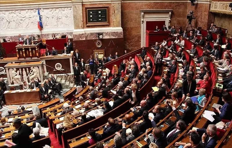 بالأغلبية.. البرلمان الفرنسي يحجب الثقة عن الحكومة