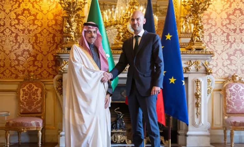 المستجدات الإقليمية بين وزيري الخارجية السعودي والفرنسي