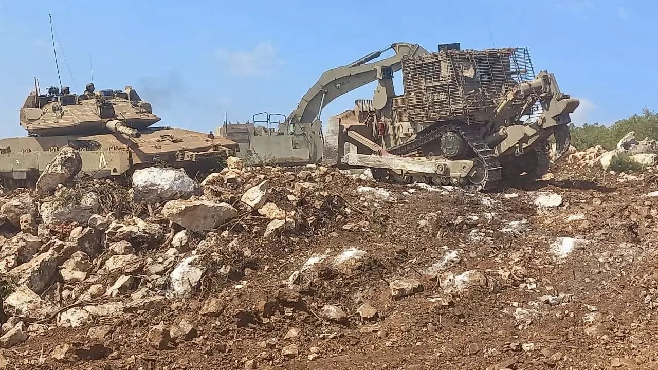 "بعد احتلال الموقع".. العدو يشق طريقاً فرعياً