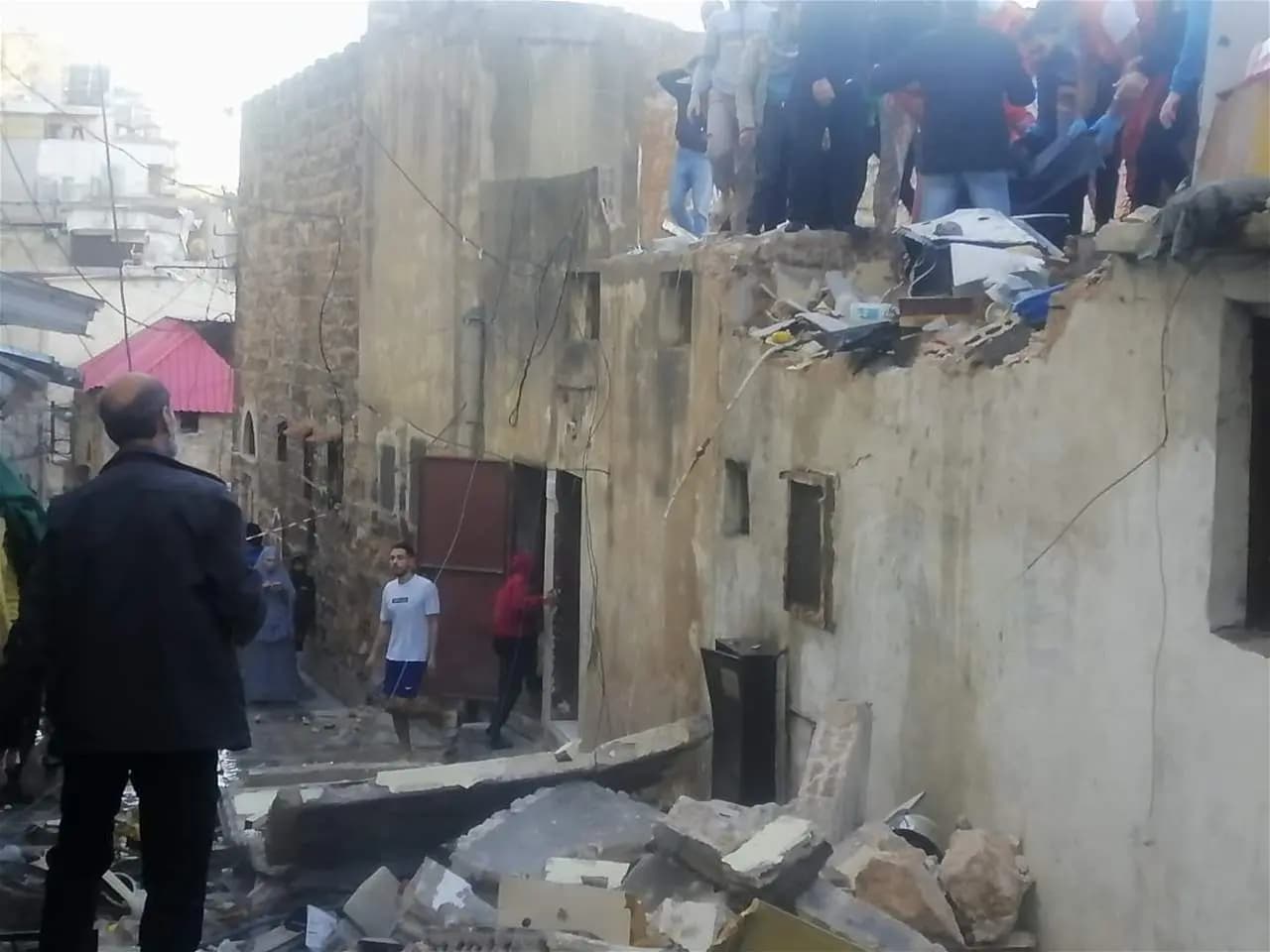 "في طرابلس".. سقف منزل يسقط على رأس صاحبته