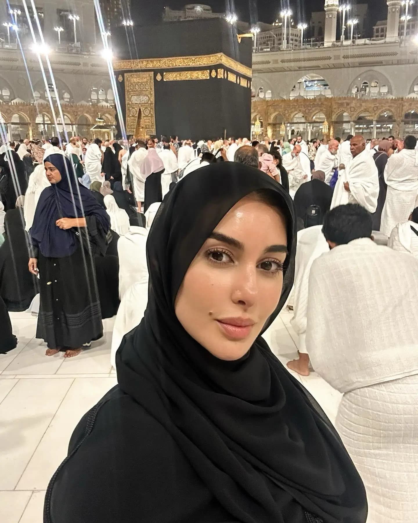 ياسمين صبري تؤدي العمرة.. وهذا ما قالته