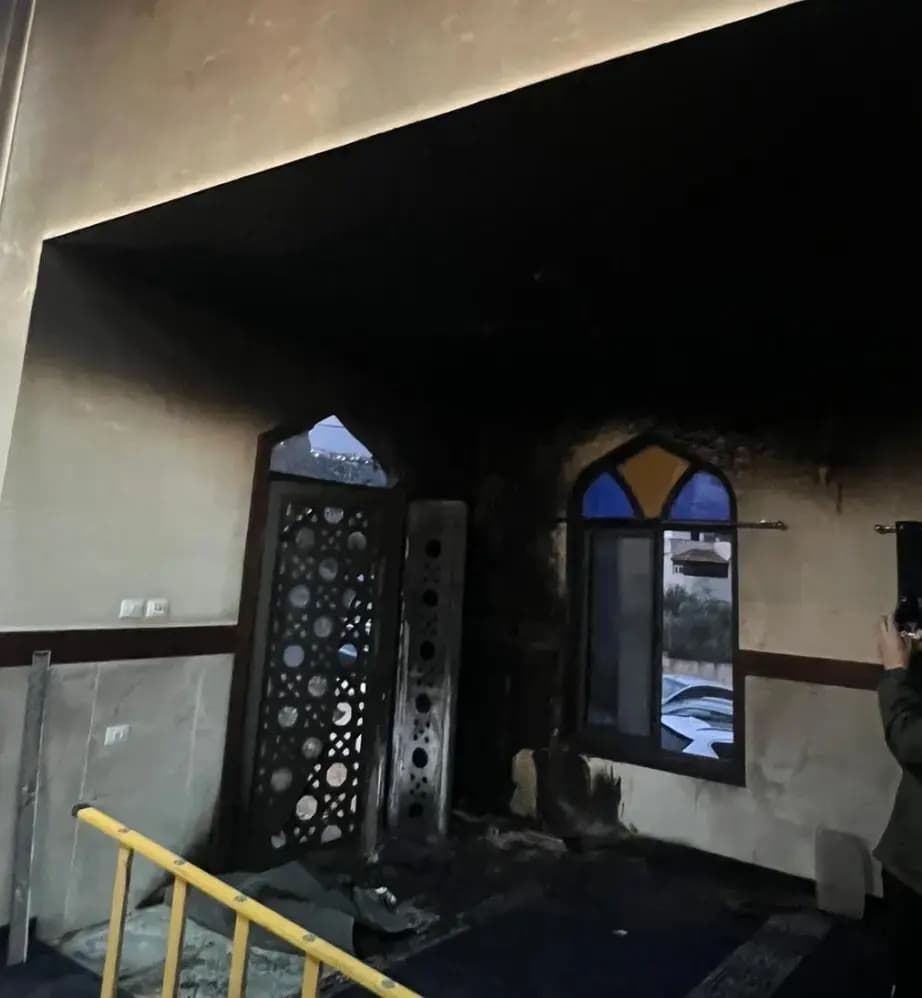 "فعل جبان".. المسـ.ـتعمرون يحرقون مسجدًا