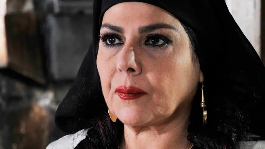 "إم عصام" بقبعة "بابا نويل".. شاهدوها