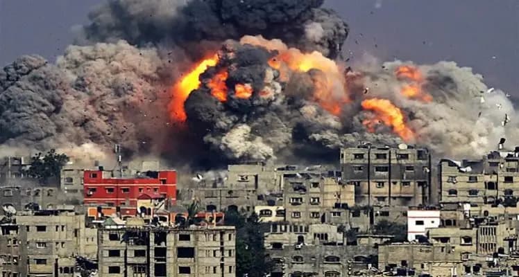 "يديعوت أحرونوت": 16 طنا من المتفجرات الإسرائيلية ألقيت على غزة في اليوم الأول من العدوان