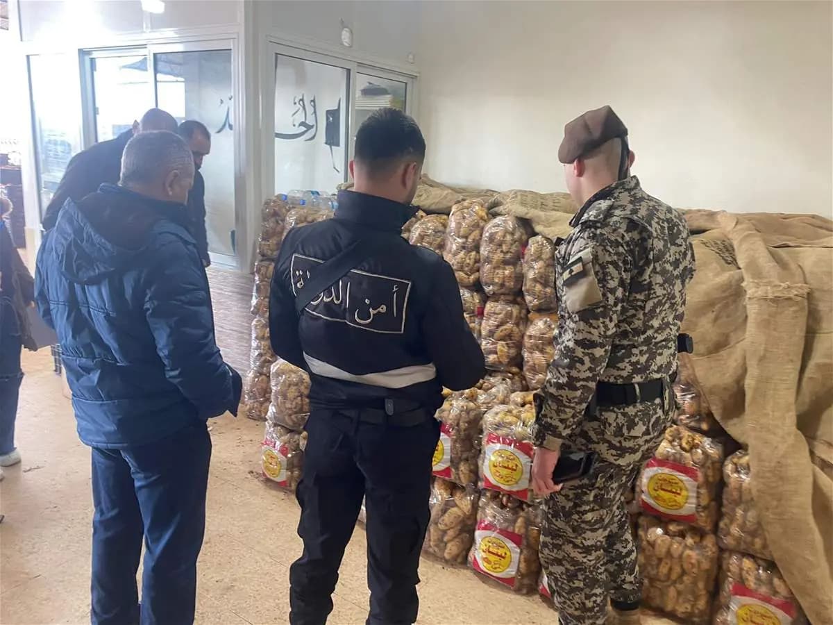 في سوق قب الياس.. الأمن يصادر أطنانًا من البطاطا المهربة