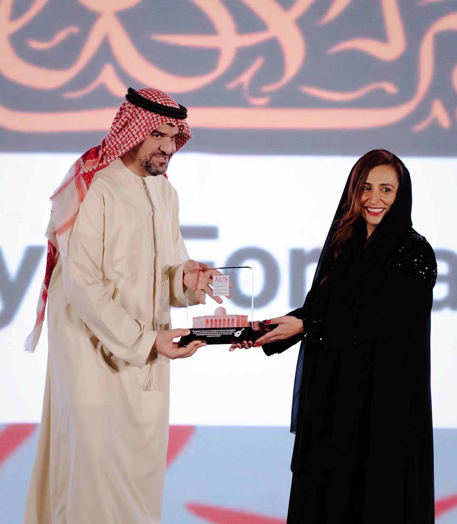 في حفل خريجي الجامعة الأمريكية".. الشيخة بدور تكرم حسين الجسمي