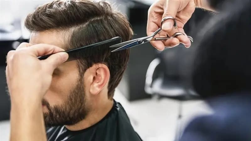 "دخل ليحلق شعره" وخرج جثةً هامدة