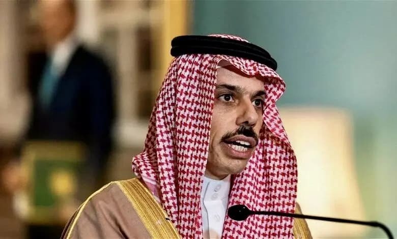 بن فرحان يصل إلى بيروت