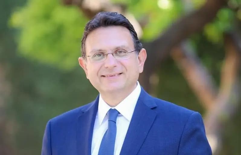 الخازن: صاحب الأرض سلطان