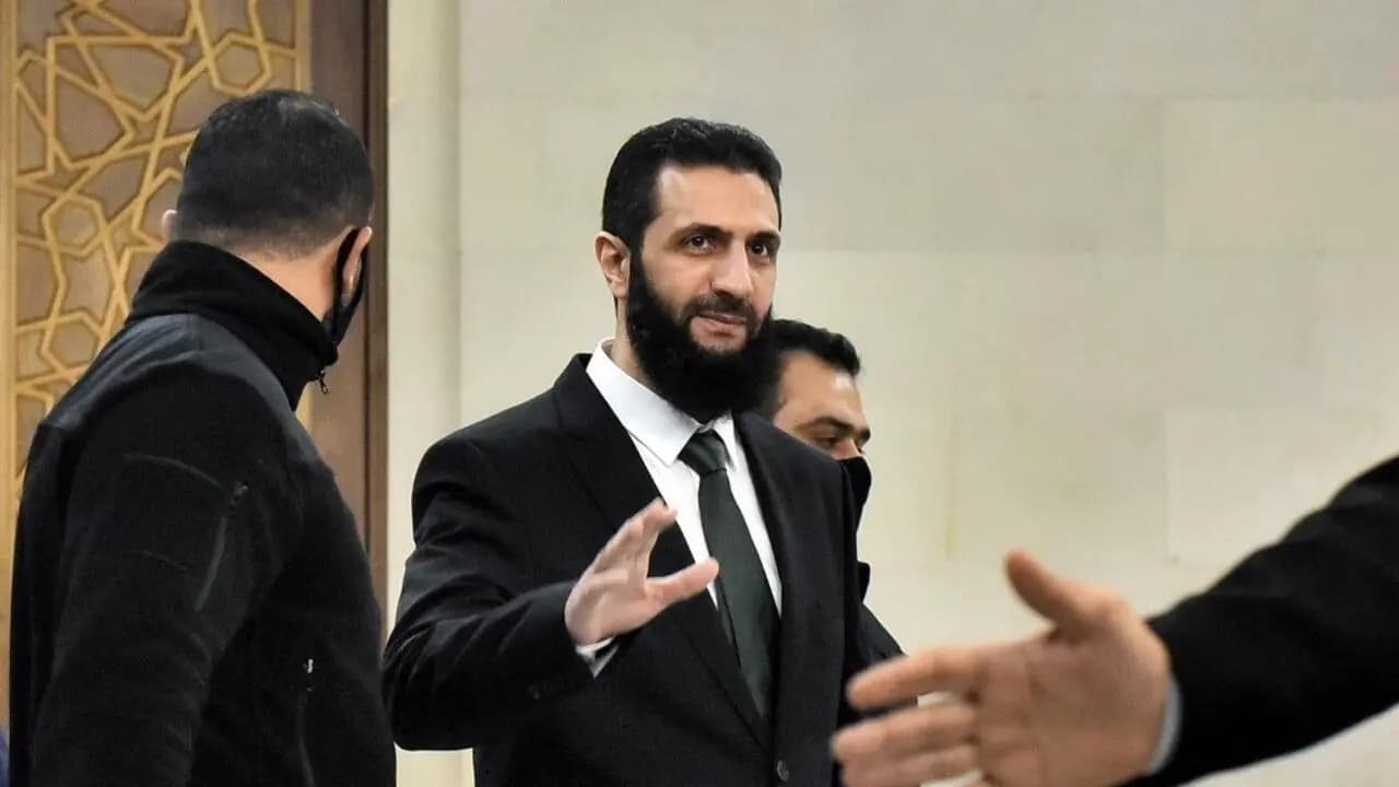 "في أول زيارة رسمية له".. الشرع يصل إلى السعودية