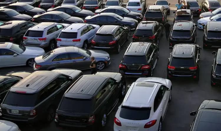 جثة في معرض للسيارات.. والأجهزة الأمنية تُحقّق!