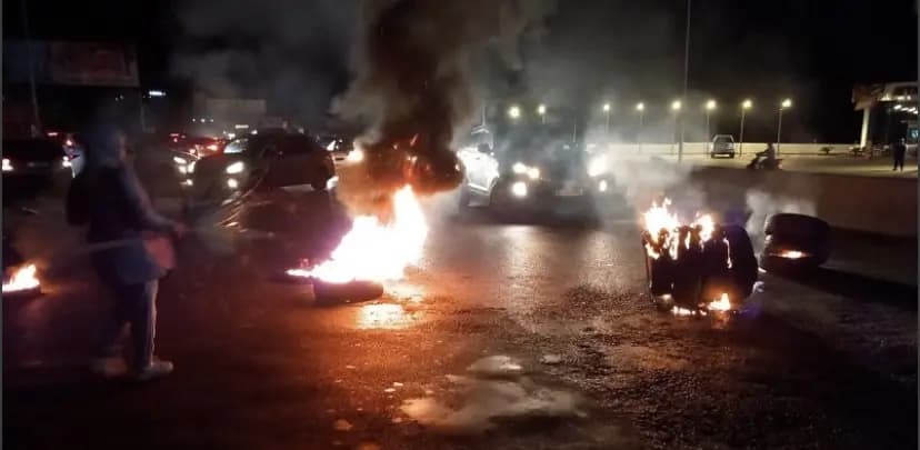 "بالإطارات المشتعلة".. محتجون يقطعون هذه الطرقات