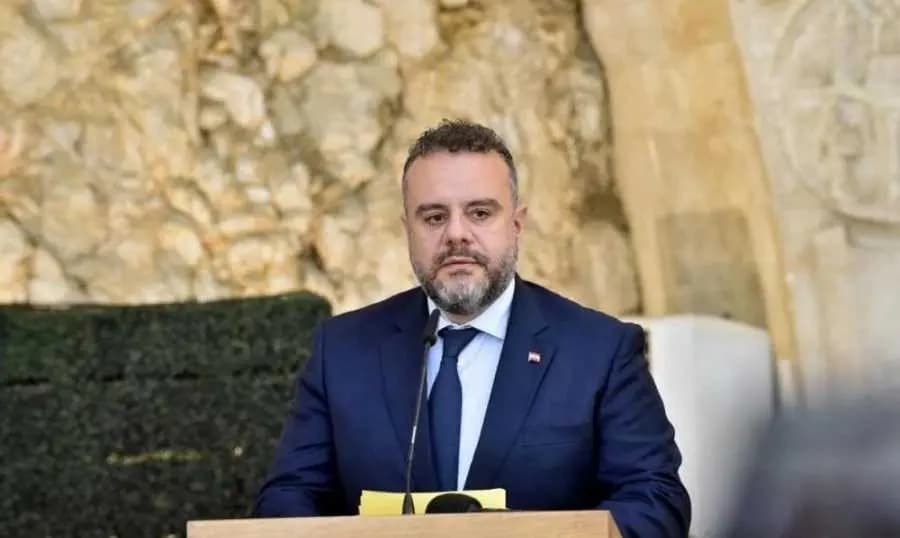 عبد المسيح: لا تغامر بنا!