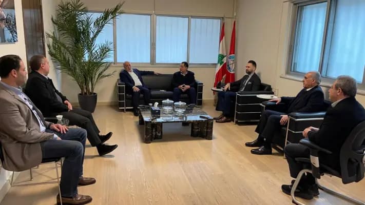 جنبلاط تسلم دعوة لحضور مراسم تشييع السيدين