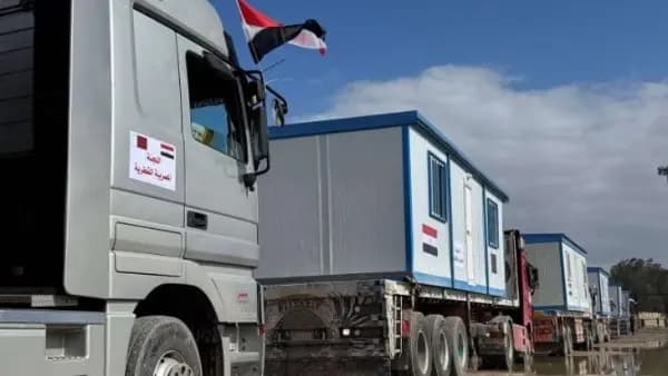 دفعة من المنازل المتنقلة تصل معبر كرم أبو سالم