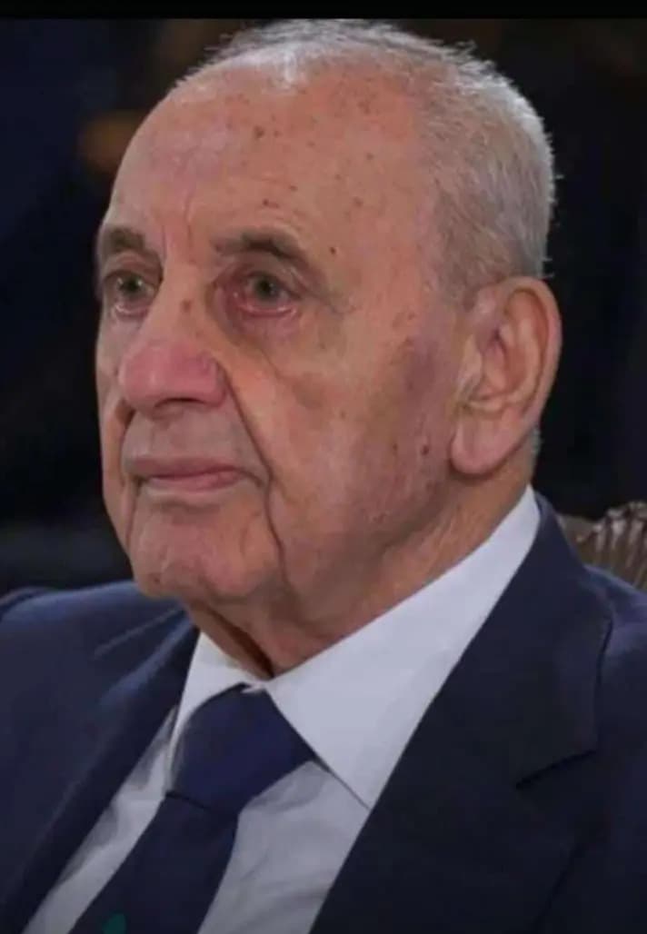 بري جالس أمام نعش الشهيد نصـ.ـرلله.. شاهدوه