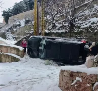 بسبب الجليد.. انزلاقات على طريق الضنية