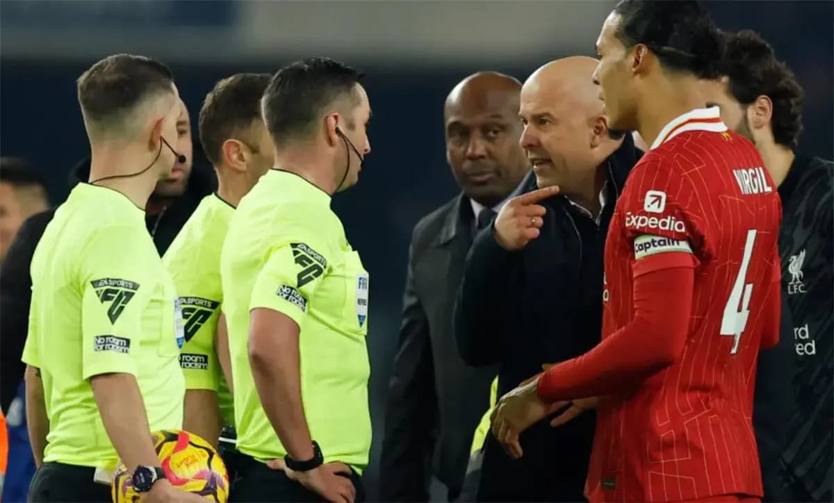 بسبب سلوكه.. إيقاف مدرب ليفربول