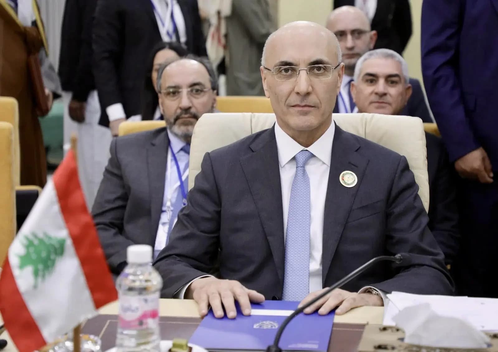 "التزام وتفانٍ".. الحجار يثني على العاملين في الدفاع المدني