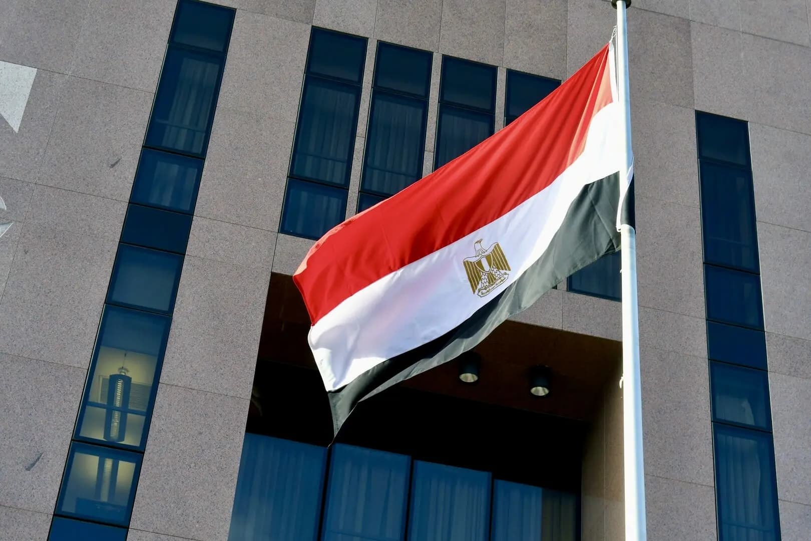 بعد تراجع ترامب عن قراره.. القاهرة تعلق