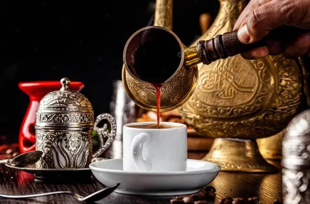 القهوة رمز الضيافة الرمضانيَّة: قصة ثقافة وتسميات عربية