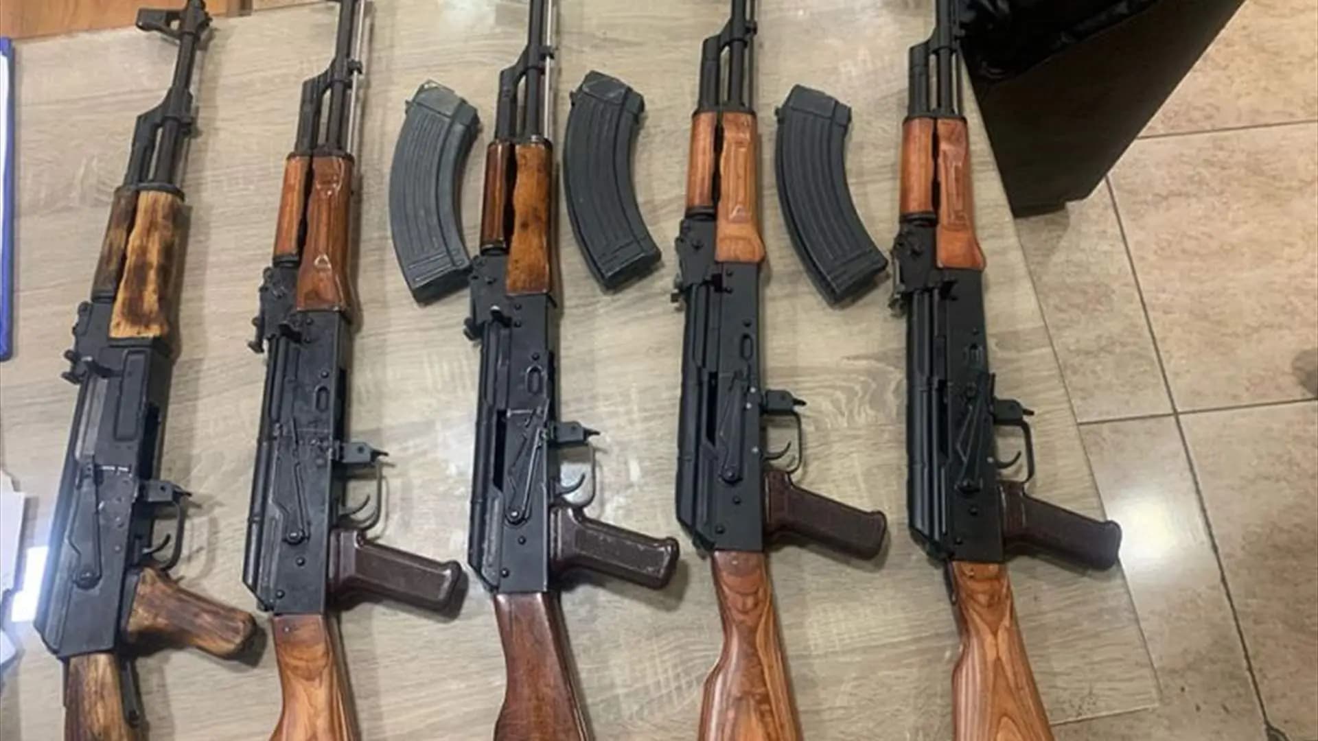 الجيش يضبط أسلحة ويوقف مطلوبين في عمليات دهم جنوبًا وبقاعًا