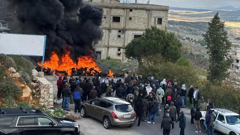 غضب في مشغرة.. طريق مقطوع رفضًا للعتمة!