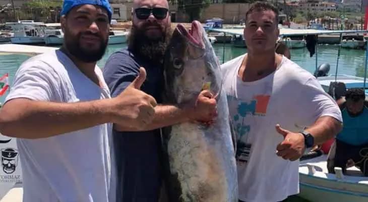 صيادون تمكنوا من اصطياد سمكة "الانتياس - جرو" مقابل بلدة الصرفند