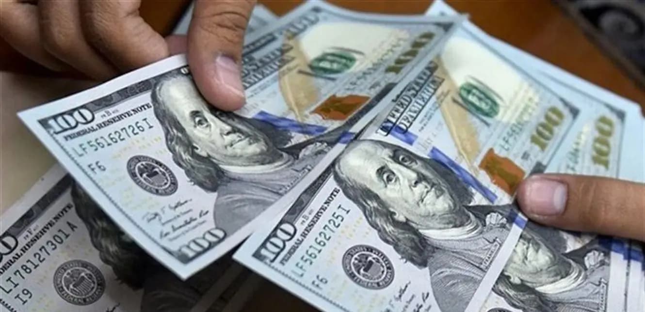 كم بلغ سعر صرف الدولار في السوق السوداء مساء الاربعاء؟