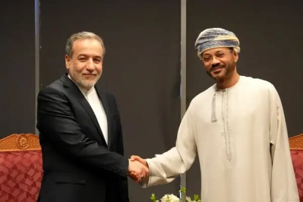 عُمان ستبقى الوسيط