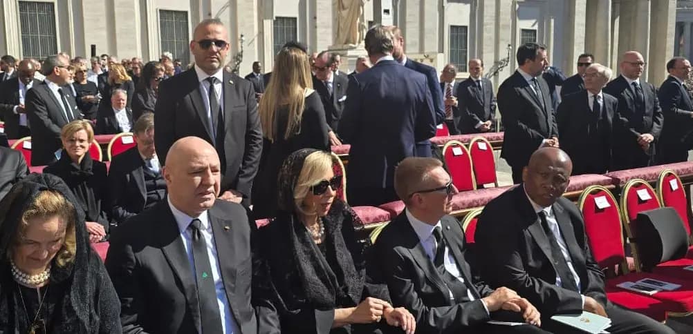 بالصورة.. الرئيس عون والسيدة الأولى في جنازة البابا