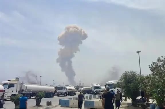 "انفجار كبير".. إسرائيل تعلق على انفجار "بندر عباس"
