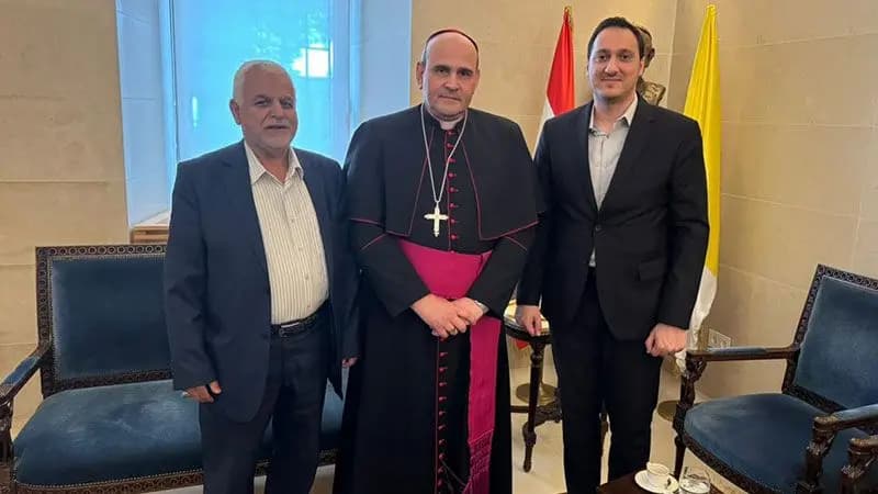 وفد من "حزب الله" يعزّي بوفاة البابا ويشيد بمواقفه