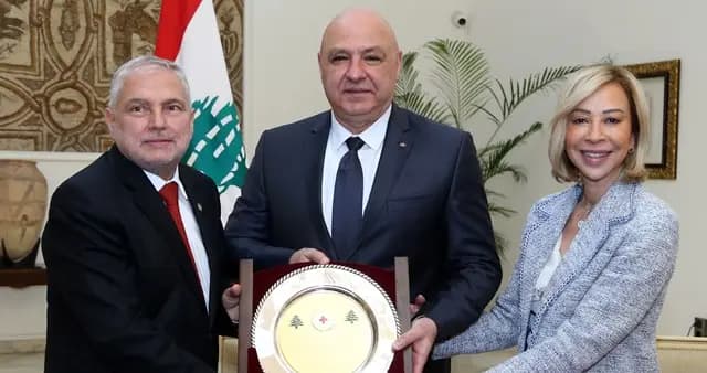عون يستقبل وفدًا من الصليب الأحمر: نموذجٌ في التضحية والعطاء